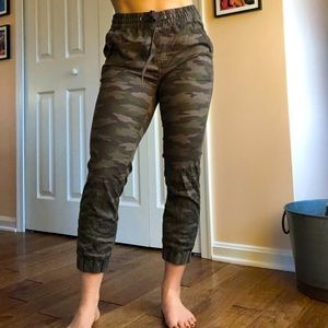 NWOT Levi’s Drawstring Cropped Camo Pants